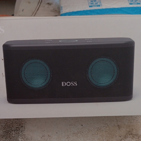 Black Bluetooth Portable Speaker - Picture 1 of 4